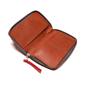 Handgefertigter Travel-Organizer aus Leder mit Reissverschluss, Farbe Carame, offen Reise-Accessoires Online Shop weshop.ch – Sofort lieferbar