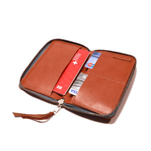 Handgefertigter Travel-Organizer aus Leder mit Reissverschluss, Farbe Carame, offen mit Passport und Karte, Reise-Accessoires Online Shop weshop.ch – Sofort lieferbar