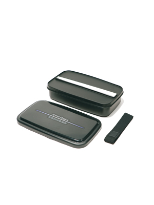 Bentoboxen für den Arbeitsplatz in schwarz, mit zwischen Deckel aus Gummi mit Halterung für die Stäbe. Jetzt erhältlich im Schweizer Reisezubehör Online-Shop weshop.ch.