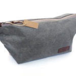 Reisenecessaire Kulturbeutel Hangefertigt - Frontseite - Waxed Canvas - Grau - Seitenansicht -Schweizer Reiseaccessories Onlineshop weshop.ch