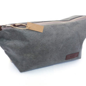 Reisenecessaire Kulturbeutel Hangefertigt - Frontseite - Waxed Canvas - Grau - Seitenansicht -Schweizer Reiseaccessories Onlineshop weshop.ch