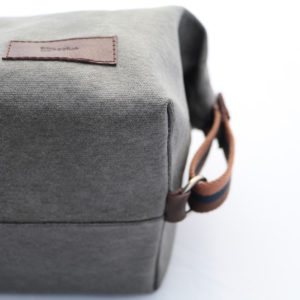 Reisenecessaire Kulturbeutel Hangefertigt - Detailansicht - Waxed Canvas - Grau - Seitenansicht -Schweizer Reiseaccessories Onlineshop weshop.ch