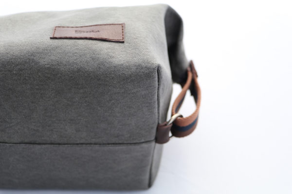 Reisenecessaire Kulturbeutel Hangefertigt - Detailansicht - Waxed Canvas - Grau - Seitenansicht -Schweizer Reiseaccessories Onlineshop weshop.ch