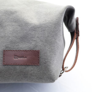 Reisenecessaire Kulturbeutel Hangefertigt - Detailansicht Tag - Waxed Canvas - Grau - Seitenansicht -Schweizer Reiseaccessories Onlineshop weshop.ch