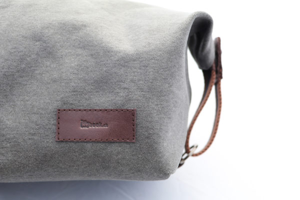 Reisenecessaire Kulturbeutel Hangefertigt - Detailansicht Tag - Waxed Canvas - Grau - Seitenansicht -Schweizer Reiseaccessories Onlineshop weshop.ch