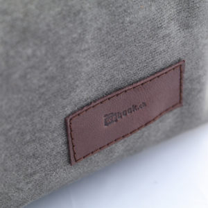 Reisenecessaire Kulturbeutel Hangefertigt - Detailansicht Leder Tag - Waxed Canvas - Grau - Seitenansicht -Schweizer Reiseaccessories Onlineshop weshop.ch