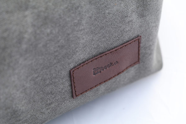 Reisenecessaire Kulturbeutel Hangefertigt - Detailansicht Leder Tag - Waxed Canvas - Grau - Seitenansicht -Schweizer Reiseaccessories Onlineshop weshop.ch