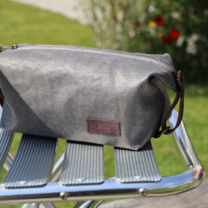 Reisenecessaire Kulturbeutel Hangefertigt - Konpakt - Waxed Canvas - Grau - Seitenansicht -Schweizer Reiseaccessories Onlineshop weshop.ch