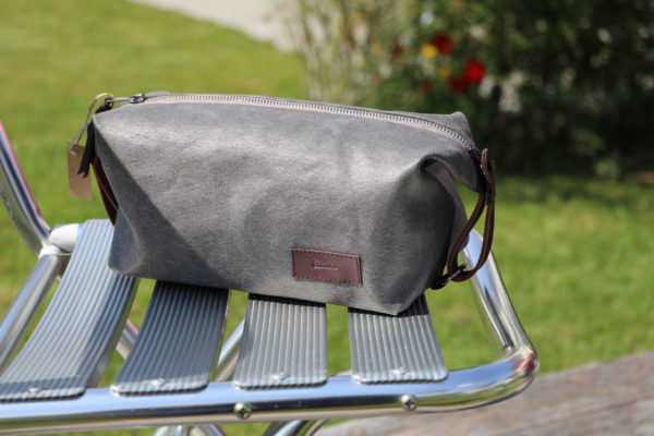 Reisenecessaire Kulturbeutel Hangefertigt - Konpakt - Waxed Canvas - Grau - Seitenansicht -Schweizer Reiseaccessories Onlineshop weshop.ch