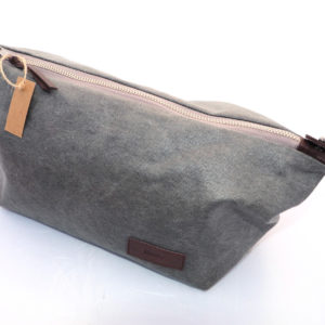 Reisenecessaire Kulturbeutel Hangefertigt - mit Reissverschluss - Waxed Canvas - Grau - Seitenansicht -Schweizer Reiseaccessories Onlineshop weshop.ch
