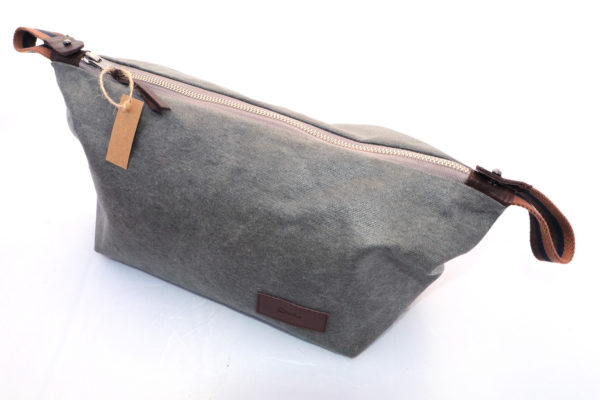 Reisenecessaire Kulturbeutel Hangefertigt - mit Reissverschluss - Waxed Canvas - Grau - Seitenansicht -Schweizer Reiseaccessories Onlineshop weshop.ch