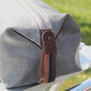 Reisenecessaire Kulturbeutel Hangefertigt - Schlaufe - Waxed Canvas - Grau - Seitenansicht -Schweizer Reiseaccessories Onlineshop weshop.ch