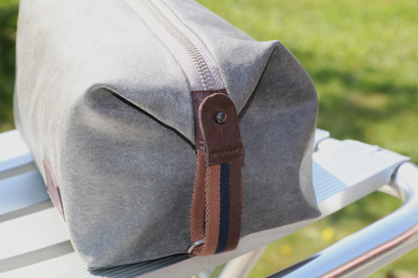 Reisenecessaire Kulturbeutel Hangefertigt - Schlaufe - Waxed Canvas - Grau - Seitenansicht -Schweizer Reiseaccessories Onlineshop weshop.ch