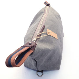 Reisenecessaire Kulturbeutel Hangefertigt - Seitenansicht - Waxed Canvas - Grau - Seitenansicht -Schweizer Reiseaccessories Onlineshop weshop.ch