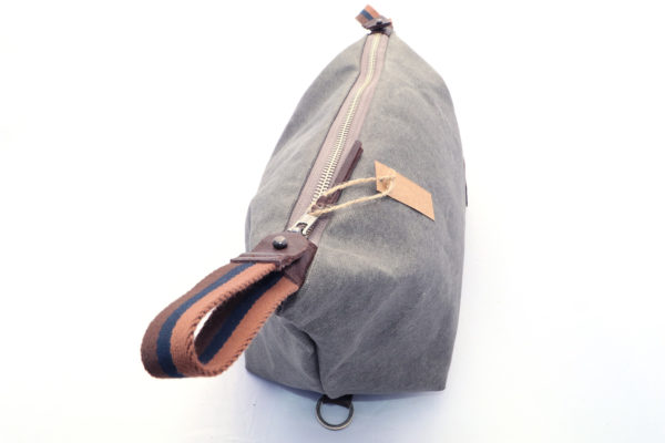 Reisenecessaire Kulturbeutel Hangefertigt - Seitenansicht - Waxed Canvas - Grau - Seitenansicht -Schweizer Reiseaccessories Onlineshop weshop.ch