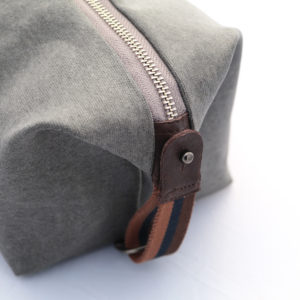 Reisenecessaire Kulturbeutel Hangefertigt - Schlaufe Seitlich - Waxed Canvas - Grau - Seitenansicht -Schweizer Reiseaccessories Onlineshop weshop.ch