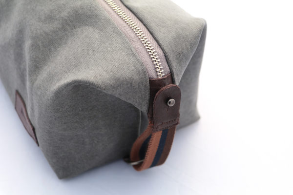 Reisenecessaire Kulturbeutel Hangefertigt - Schlaufe Seitlich - Waxed Canvas - Grau - Seitenansicht -Schweizer Reiseaccessories Onlineshop weshop.ch