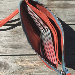 Travel Pouch für Reisedokumente Leder - 4 Reisepässe - Innenansicht- Rot - Schweizer Travel Accessories Onlineshop weshop.ch