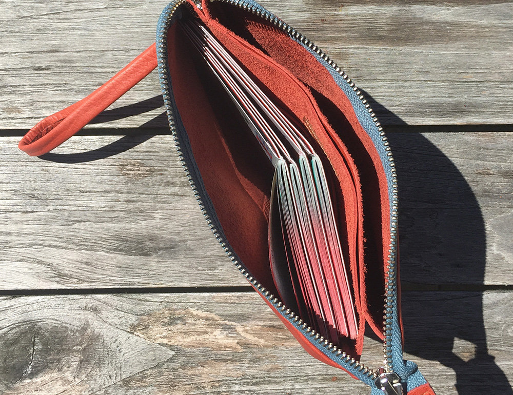 Travel Pouch für Reisedokumente Leder - 4 Reisepässe - Innenansicht- Rot - Schweizer Travel Accessories Onlineshop weshop.ch