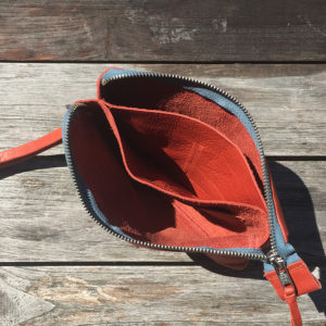 Travel Pouch für Reisedokumente Leder - Innenansicht- Rot - Schweizer Travel Accessories Onlineshop weshop.ch