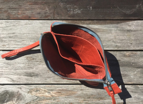 Travel Pouch für Reisedokumente Leder - Innenansicht- Rot - Schweizer Travel Accessories Onlineshop weshop.ch