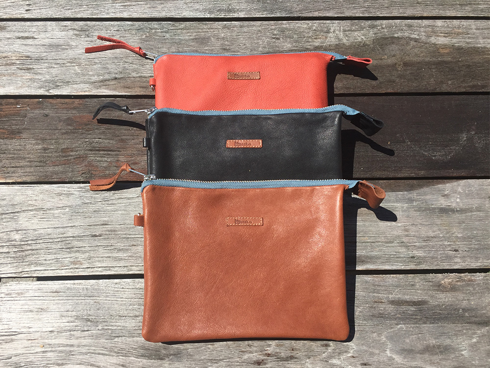 Travel Pouch für Reisedokumente Leder - Frontseite - Caramel - - Rot - Schwarz - Schweizer Travel Accessories Onlineshop weshop.ch