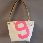Strandtasche aus Segeltuch, Farbe Blau-Grau-Weiss, Nummer 8, Frontansicht, im Schweizer Reisezubehör Online-Shop weshop.ch