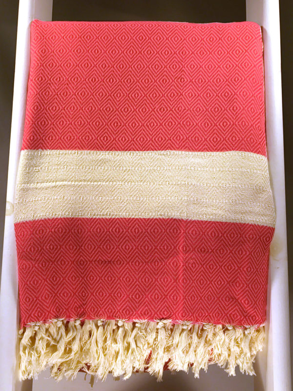 Die XXXL Strand Hamamtuch erhältlich in Rot mit Diamanten Muster. Der Schweizer Reiseartikel Online Shop weshop.ch