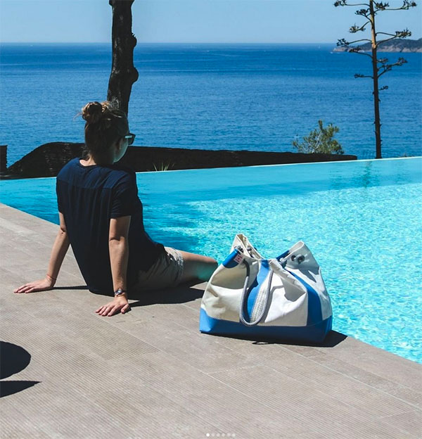 Strandtasche aus Segeltuch, Farbe Blau-Rot-Weiss, Nummer 5, Frontansicht, im Schweizer Reisezubehör Online-Shop weshop.ch