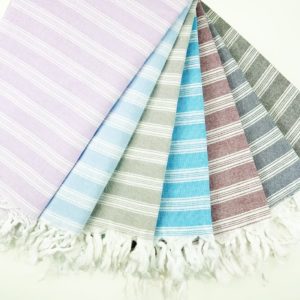 Gestreifte Pestemal Hamamtuch sind 95 cm x 180 cm gross und in verschiedenen Farben bei weshop.ch erhältlich.