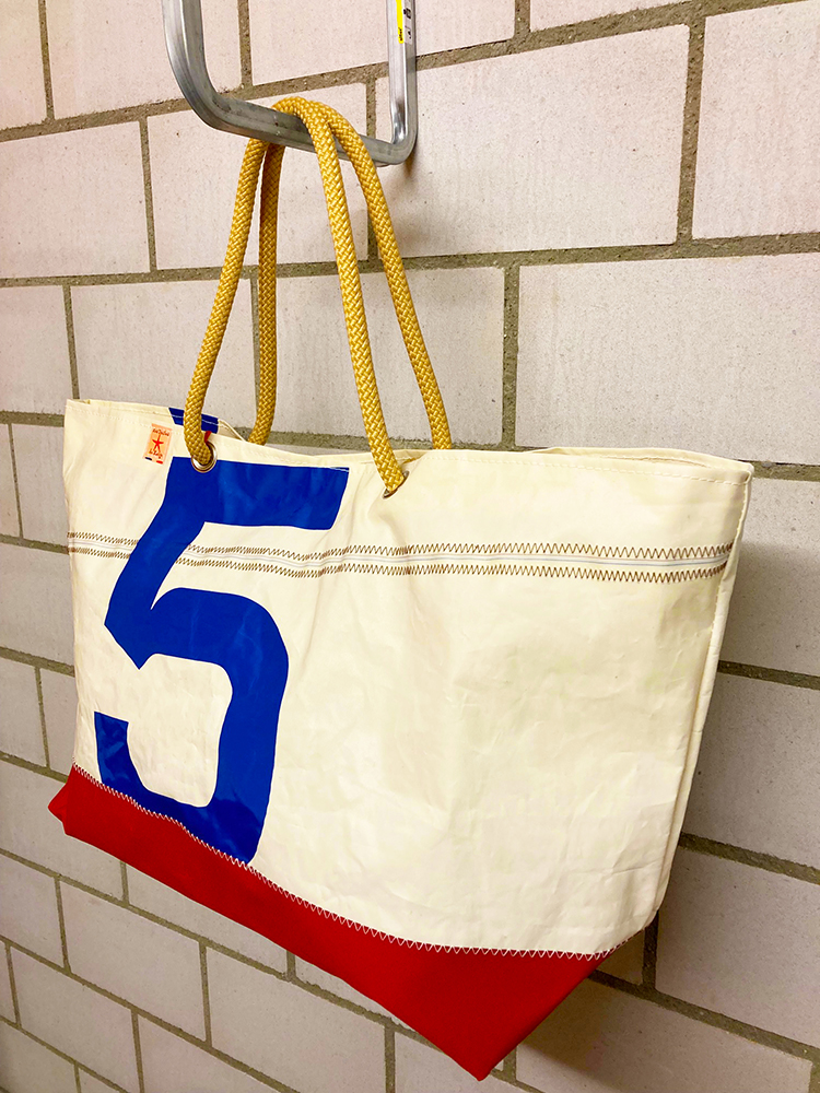 Strandtasche aus Segeltuch, Farbe Blau-Rot-Weiss, Nummer 5, Frontansicht, im Schweizer Reisezubehör Online-Shop weshop.ch